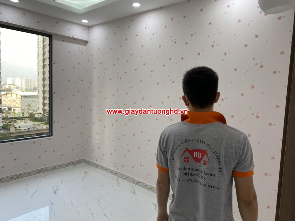 Thi công giấy dán tường tại căn hộ ở đường Phổ Quang