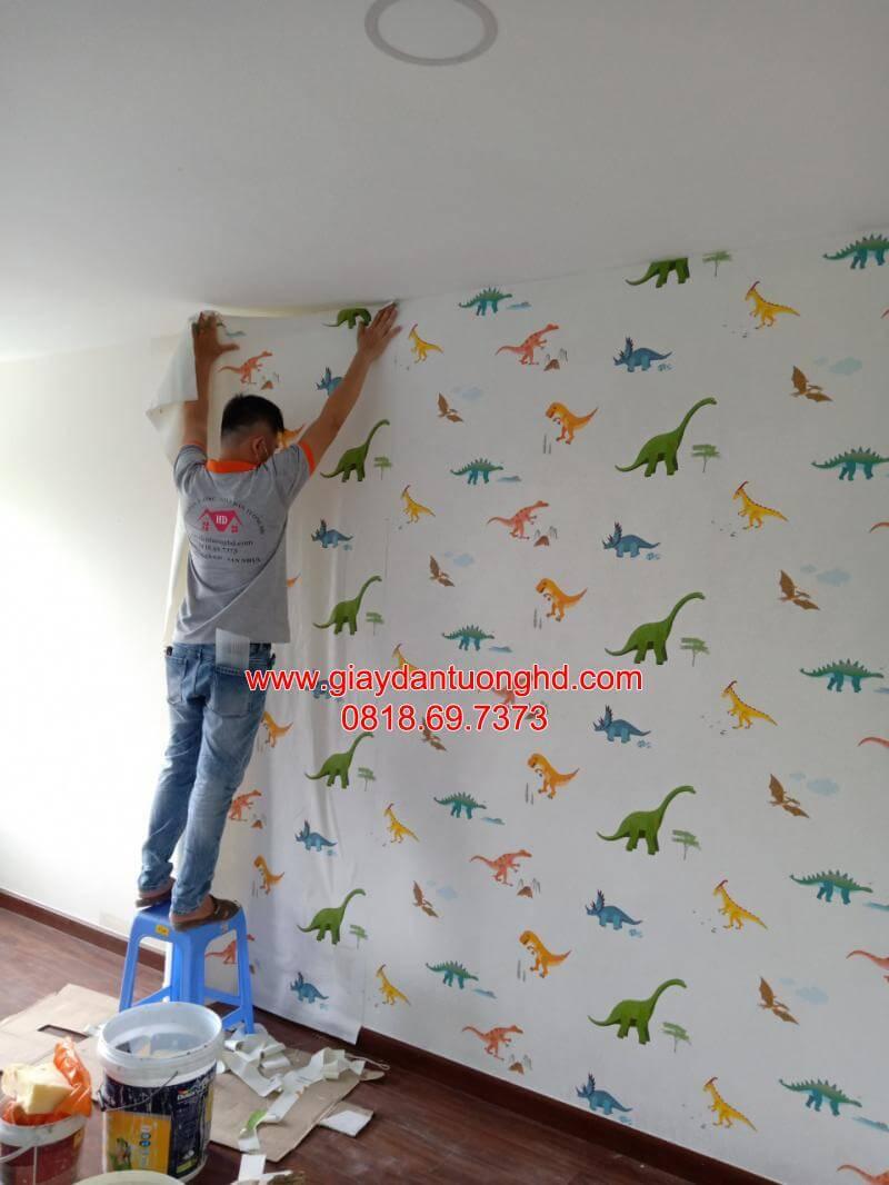 thi công giấy dán tường hình khủng long cho bé