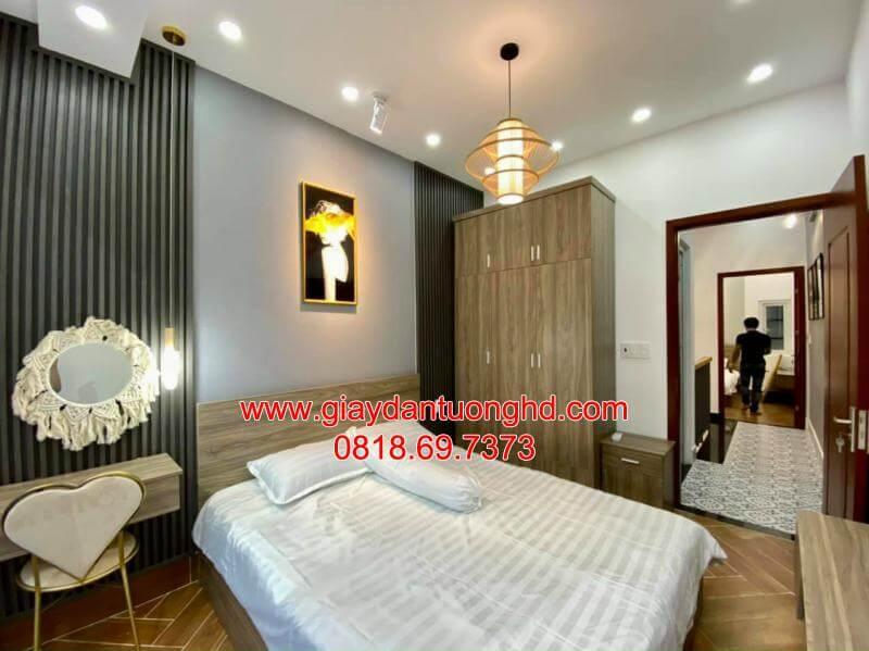 Mẫu giấy dán tường màu xám bạc ánh kim nhẹ với bề mặt nhẵn mịn hiện đại