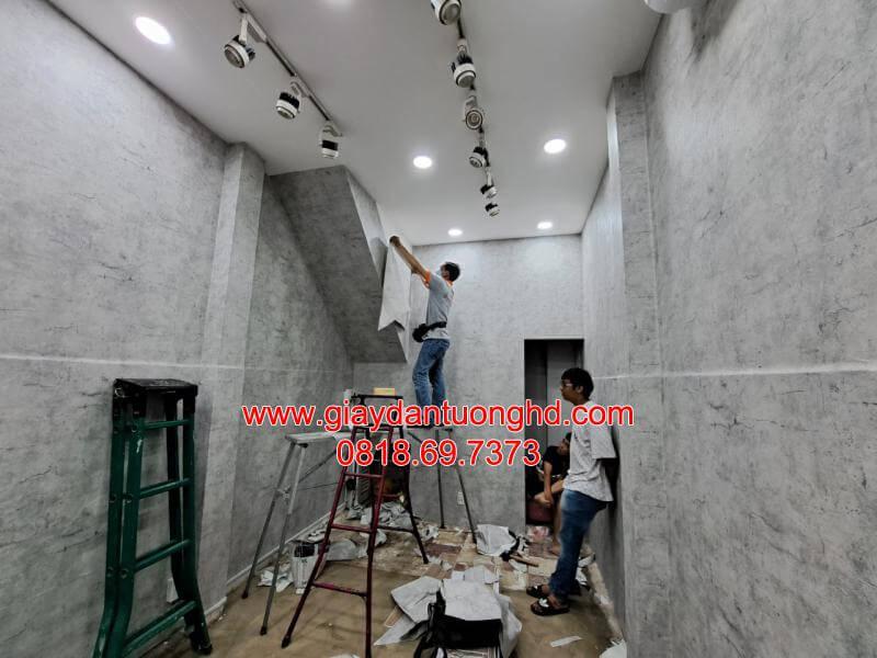 Giấy Dán Tường Giả Xi Măng/Bê Tông – Giải Pháp Decor Mặt Bằng Cửa Hàng Tối Ưu