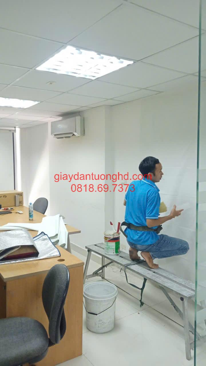 Quá trình thi công giấy dán tường cho văn phòng tại Quận 5 TPHCM