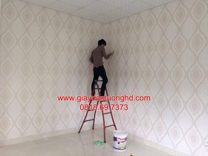 Quá trình thi công tỉ mỉ mẫu giấy dán tường họa tiết tân cổ điển tone màu kem sáng thanh lịch, giúp mở rộng diện tích thị giác, mang lại vẻ đẹp nhẹ nhàng, ngăn nắp và ấm cúng cho không gian căn phòng.