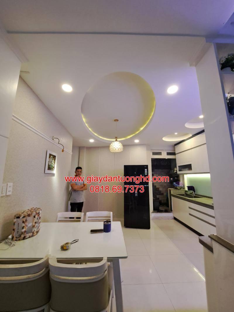 Không gian căn hộ ấm cúng sau khi hoàn thiện thi công giấy dán tường màu kem trơn nhẹ nhàng cho phòng khách và khu vực ăn uống.