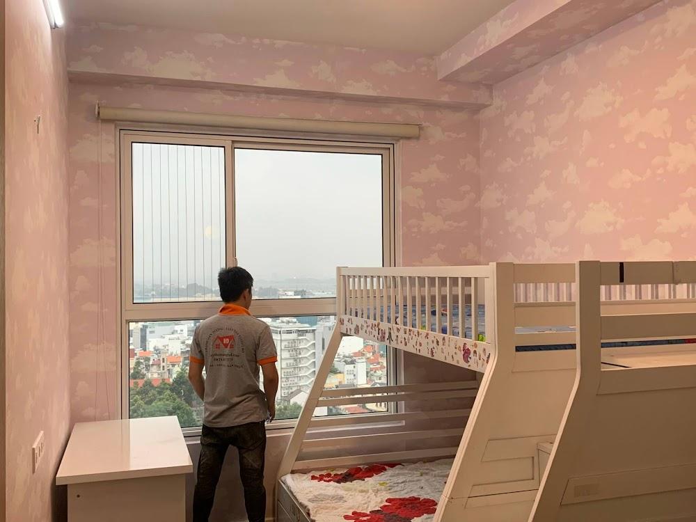 thi công giấy dán tường phòng bé gái với tông màu hồng dễ thương