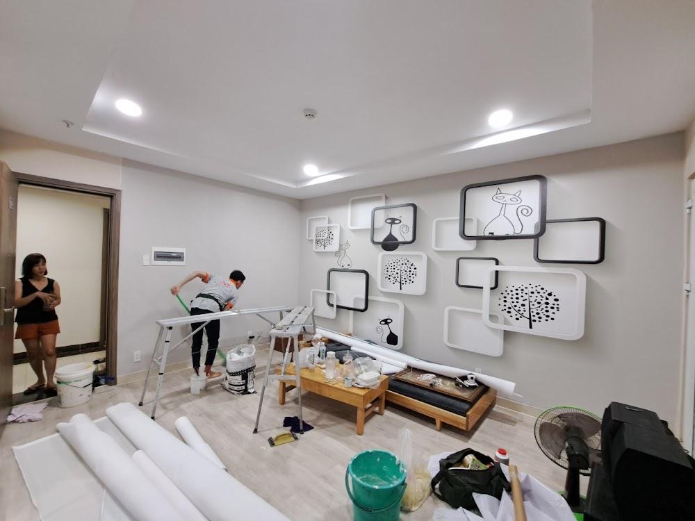 Biến mảng tường phòng khách đơn điệu thành một tác phẩm nghệ thuật sắp đặt đậm chất hiện đại và cá tính.