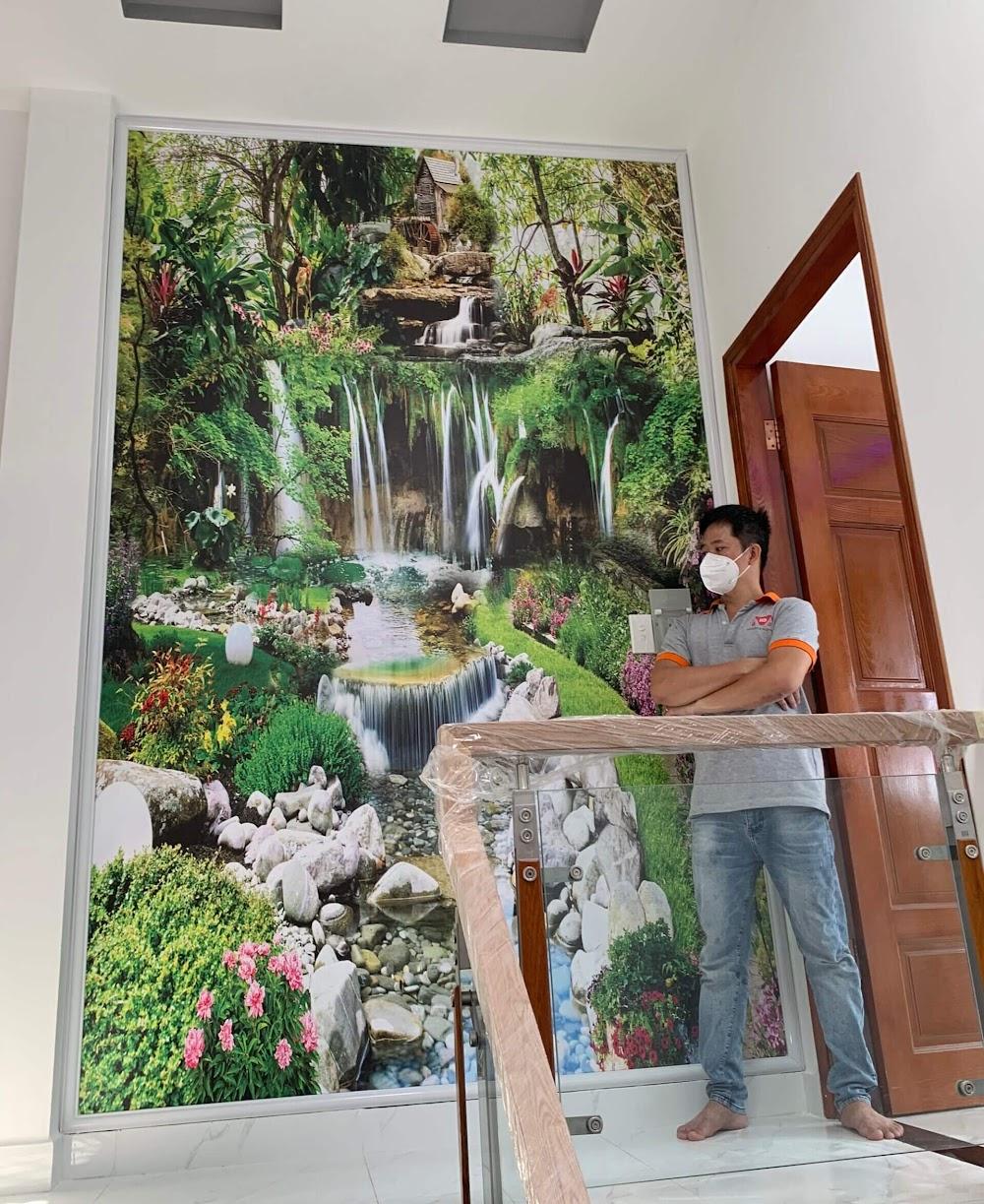 Khu vực chiếu nghỉ cầu thang của một ngôi nhà cao tầng với bức tường lớn được trang trí bằng tranh dán tường 3D chủ đề phong cảnh thiên nhiên, thác nước chảy, rừng cây xanh mướt và khóm hoa hồng.