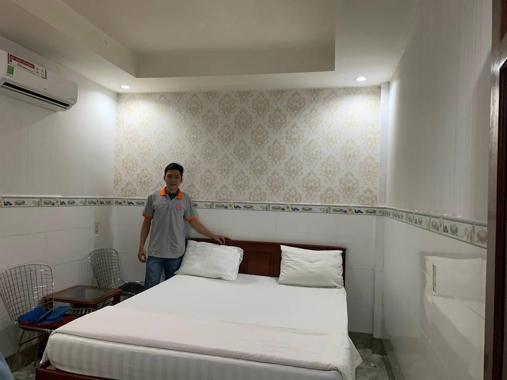 Mẫu giấy dán tường họa tiết cổ điển (Damask) ánh kim vàng nhạt trên nền kem trang nhã