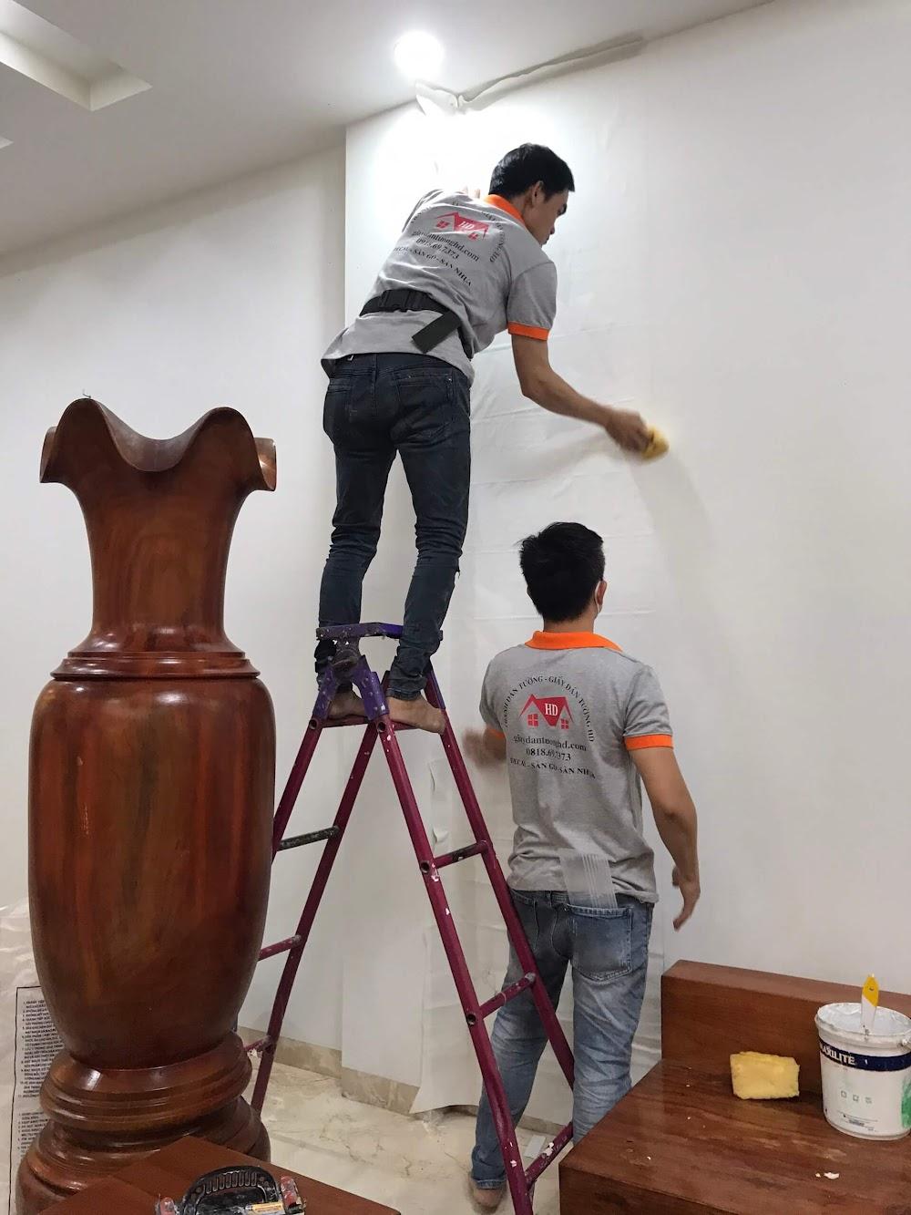 Tiến hành dán lớp giấy dán tường mới lên.