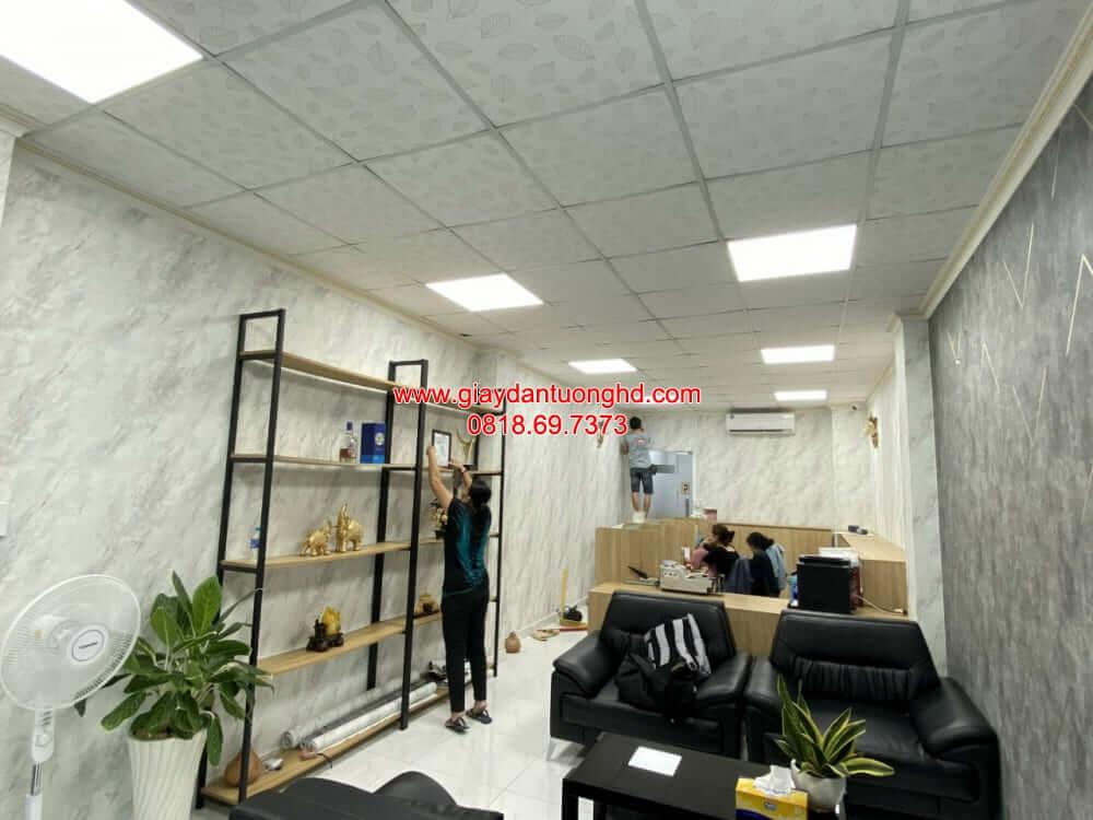 Tạm biệt những bức tường sơn trắng đơn điệu của văn phòng cũ. Giấy dán tường HD mang đến diện mạo hiện đại và đầy năng lượng.