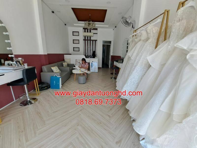 thi công giấy dán tường cho tiệm áo cưới