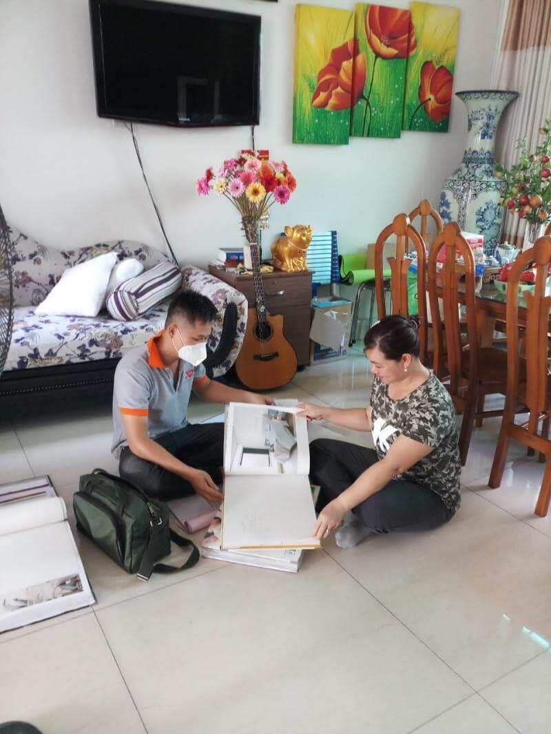 Giấy dán tường HD đem mẫu tới tận nhà cho khách hàng chọn mẫu trực tiếp