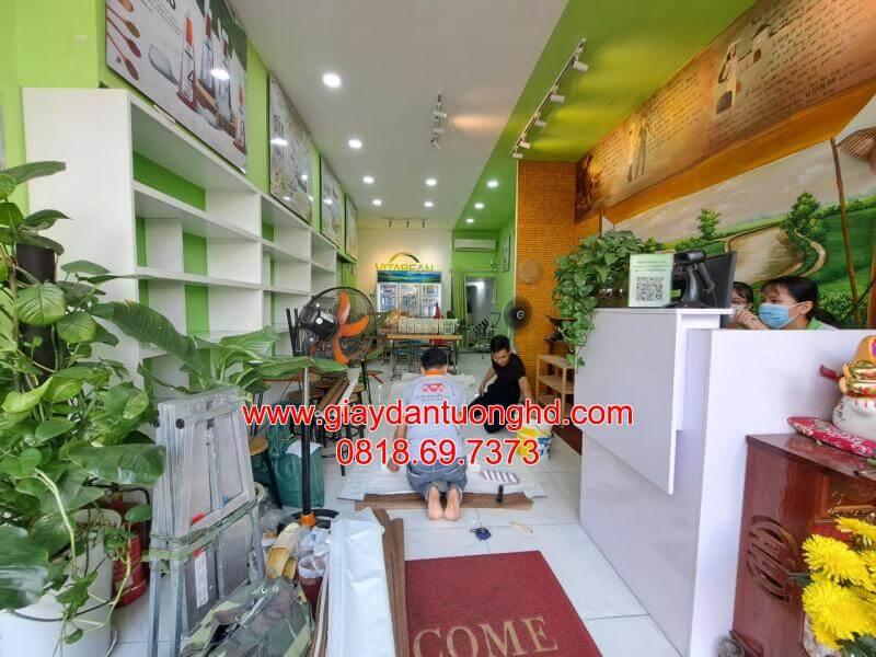 thi công giấy dán tường cho showroom công ty