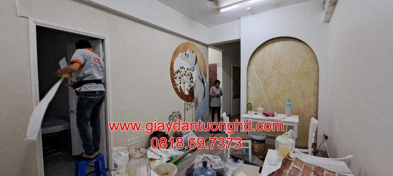 Hình ảnh thực tế quá trình thi công hoàn thiện căn hộ, kết hợp khéo léo giữa tranh dán tường 3D nghệ thuật làm điểm nhấn trung tâm và sơn hiệu ứng giả đá cho ô vòm, mang lại vẻ đẹp hiện đại, sáng tạo cho không gian sống.