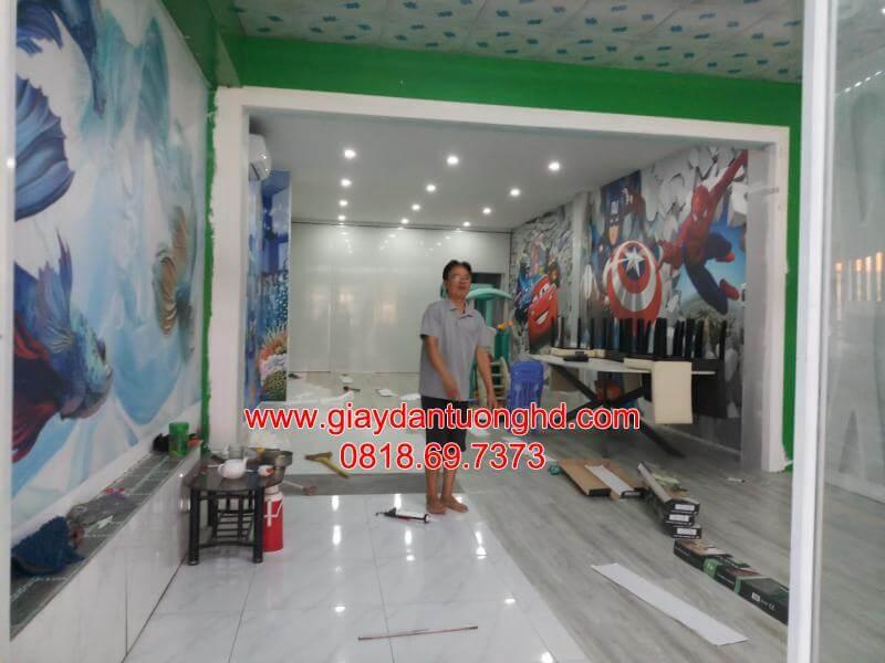 thi công giấy dán tường hình siêu nhân cho nhà có trẻ nhỏ