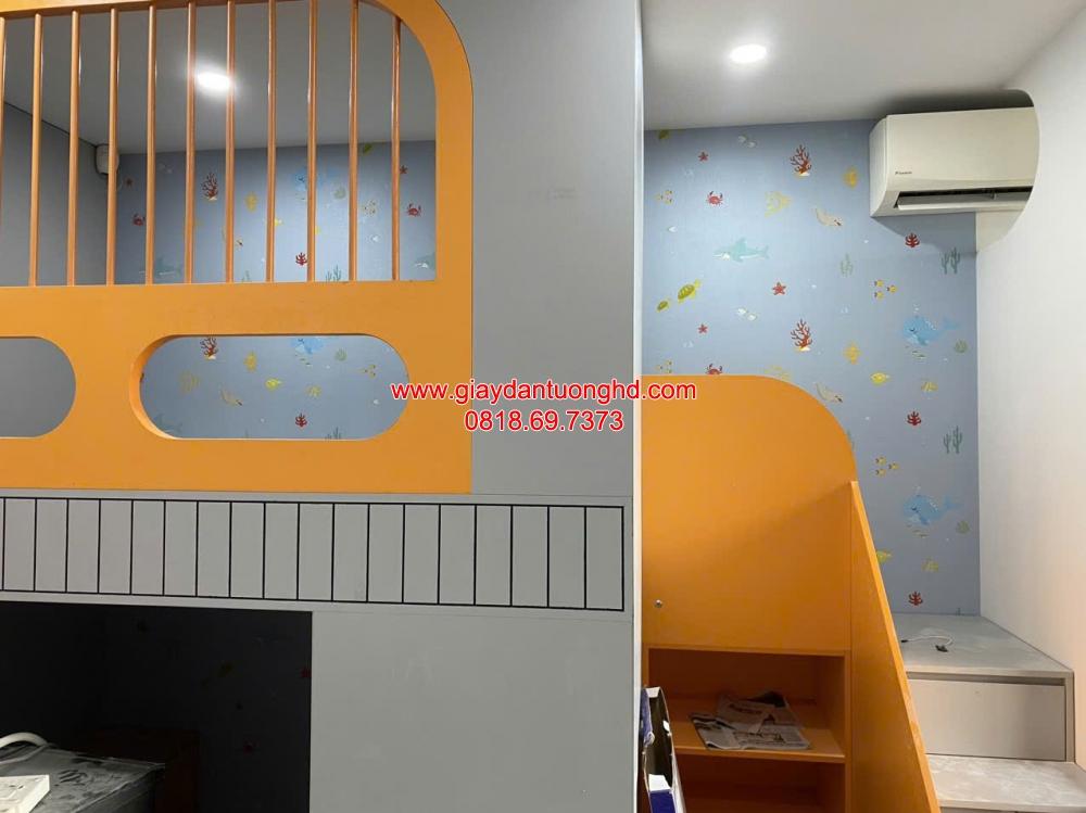 Thi công giấy dán tường cho không gian riêng tư của các bé với hình ảnh nhiều màu săc sinh động
