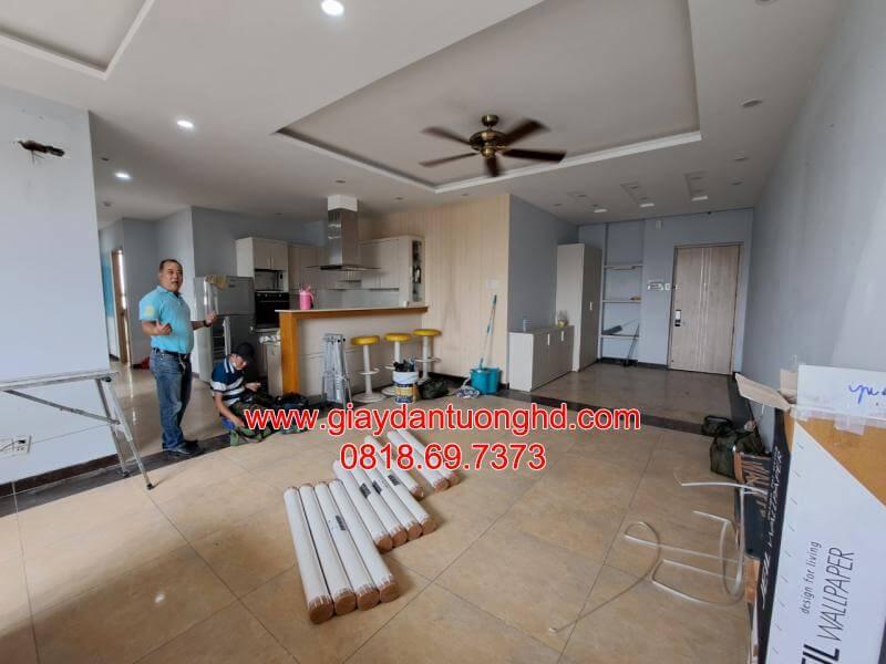 Bí quyết tối ưu diện tích cho căn hộ hiện đại: Sử dụng giấy dán tường trơn màu sáng để đánh lừa thị giác, tạo độ mở cho không gian.