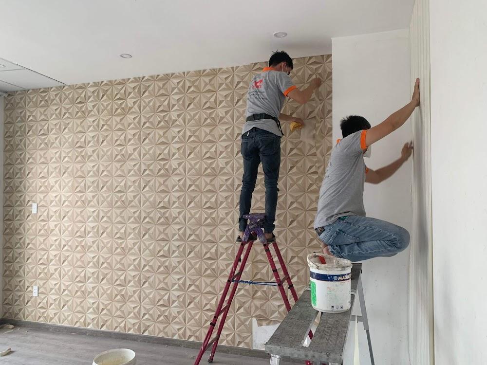 Đội ngũ thợ thi công giấy dán tường giả khối nổi đa giác 3D màu nâu kem trên giàn giáo