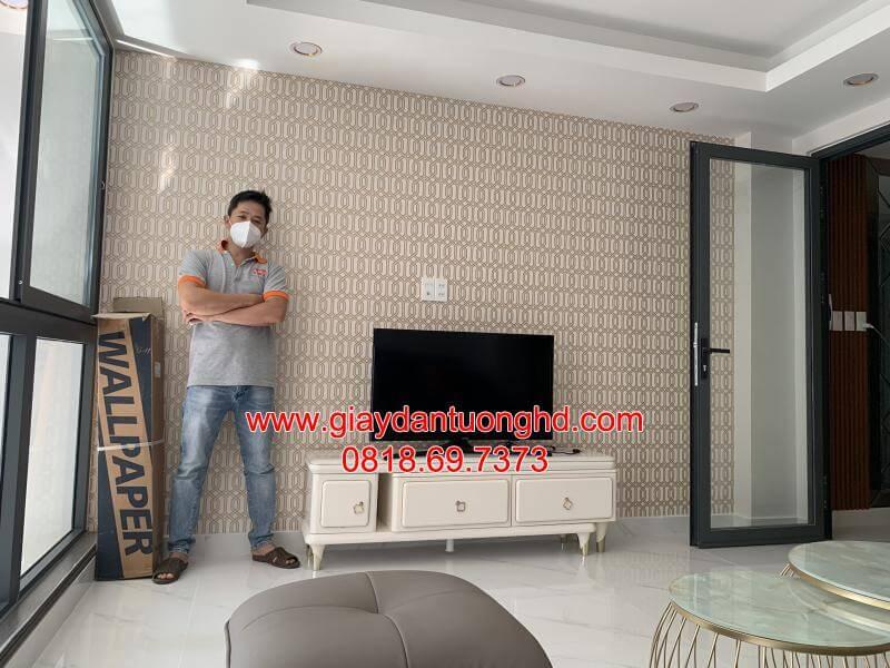 Mảng tường điểm nhấn sau tivi đơn giản nhưng cực kỳ bắt mắt, giúp định hình gu thẩm mỹ tinh tế của chủ nhà.