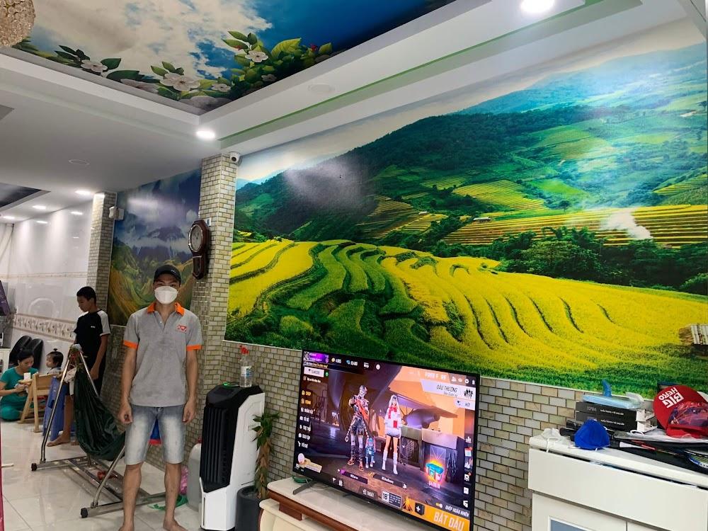 Cận cảnh mảng tường phòng khách sau khi thi công tranh dán tường 3D phong cảnh ruộng bậc thang Tây Bắc chín vàng.