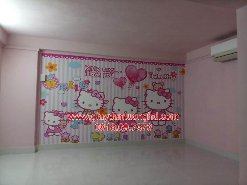 thi công giấy dán tường màu hồng với mèo Kitty cho bé gái