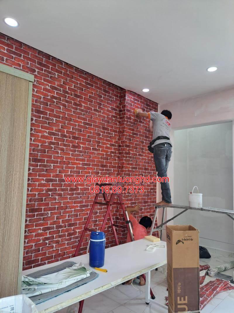 Thi công giấy dán tường họa tiết giả gạch đỏ 3D siêu thực, mang phong cách độc lạ và cá tính vào vách nhấn phòng khách tại Quận Gò Vấp