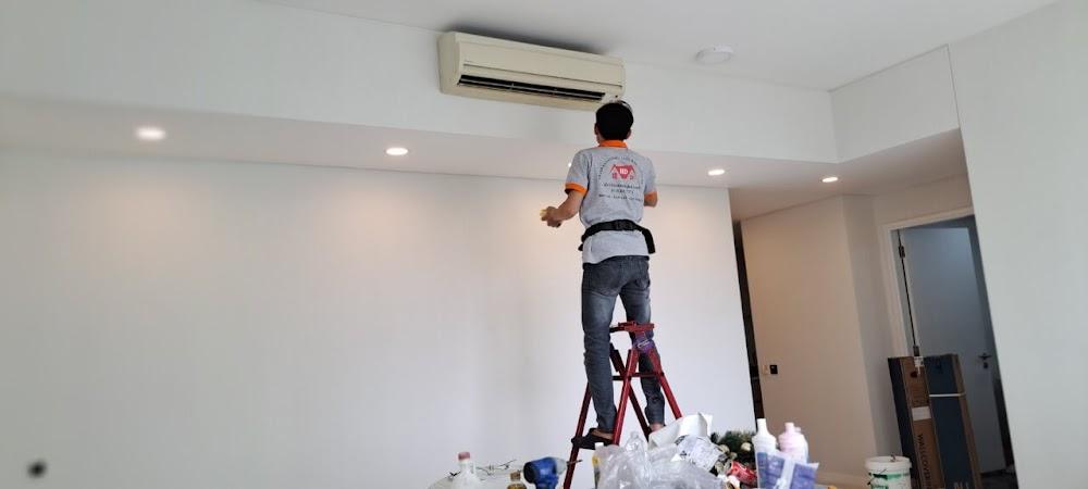 Thợ thi công chuyên nghiệp đang dán giấy dán tường trơn màu trắng cho căn hộ hiện đại