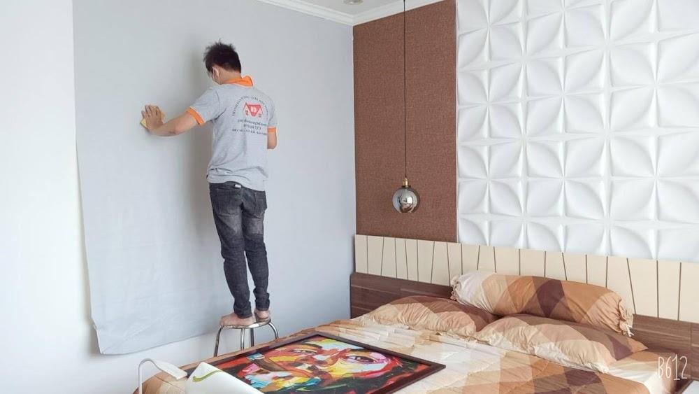 Dán giấy dán tường là giải pháp đổi mới màu sắc phòng ngủ mà không phải sơn lại