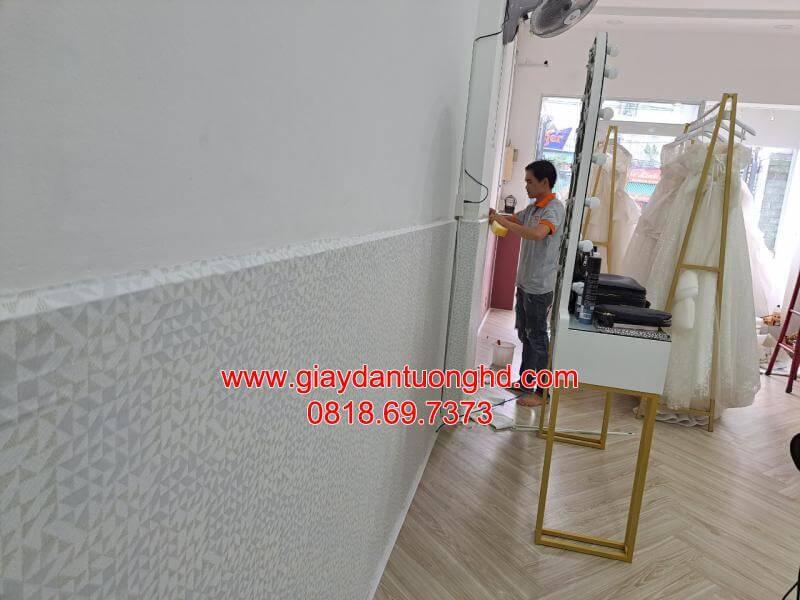 thi công giấy dán tường cho tiệm áo cưới ở Quận 8