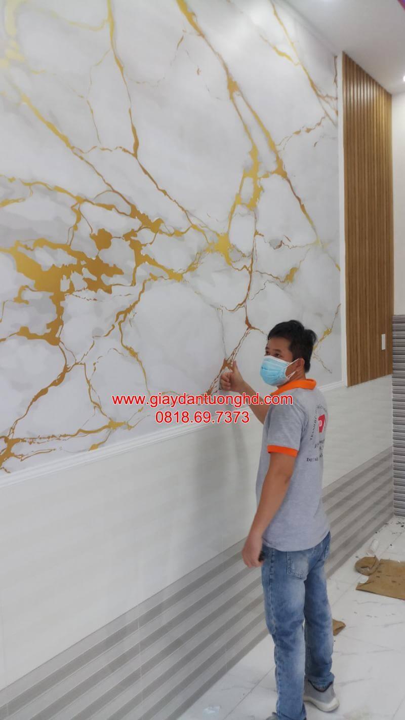 Giấy dán tường giả đá có ánh kim giúp tường trở nên sang trọng