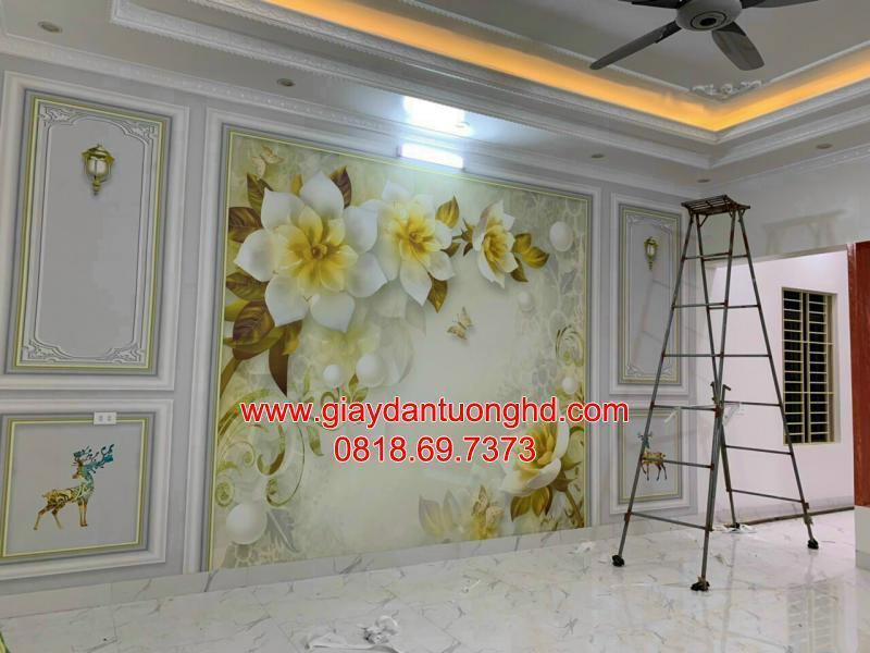 Công trình hoàn thiện thi công tranh dán tường 3D giả ngọc họa tiết hoa mẫu đơn vàng kết hợp khung phào chỉ sang trọng cho phòng khách.
