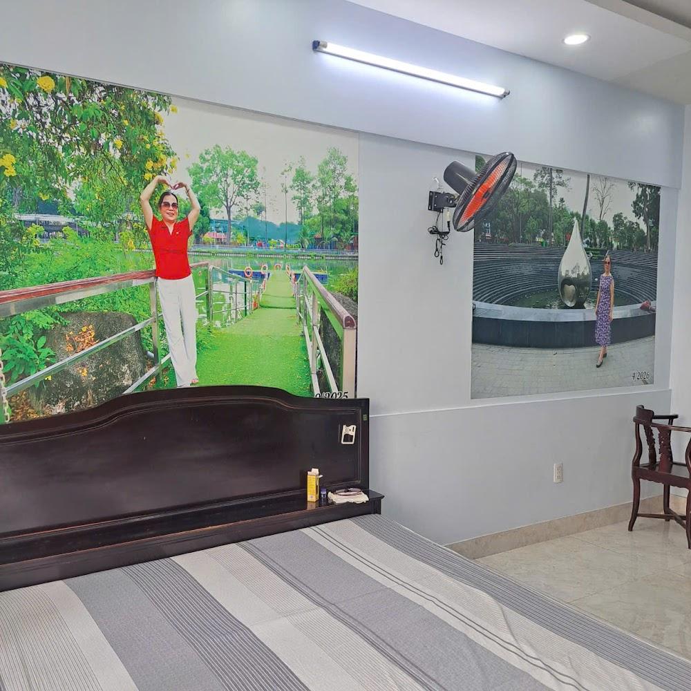 Thi công tranh dán tường 3D in hình ảnh kỷ niệm gia đình cá nhân theo yêu cầu phòng ngủ