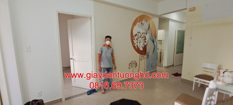Bức tranh trung tâm phác họa hình ảnh cô gái nghệ thuật với tông vàng gold bắt sáng tốt, tạo cảm giác quý phái.