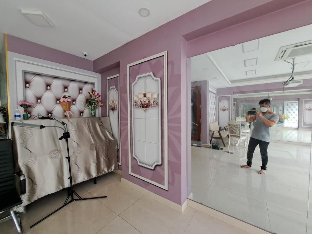 Thi công tranh dán tường 3D họa tiết hoa văn cổ điển phối nệm bọc nút lồng khung phào chỉ