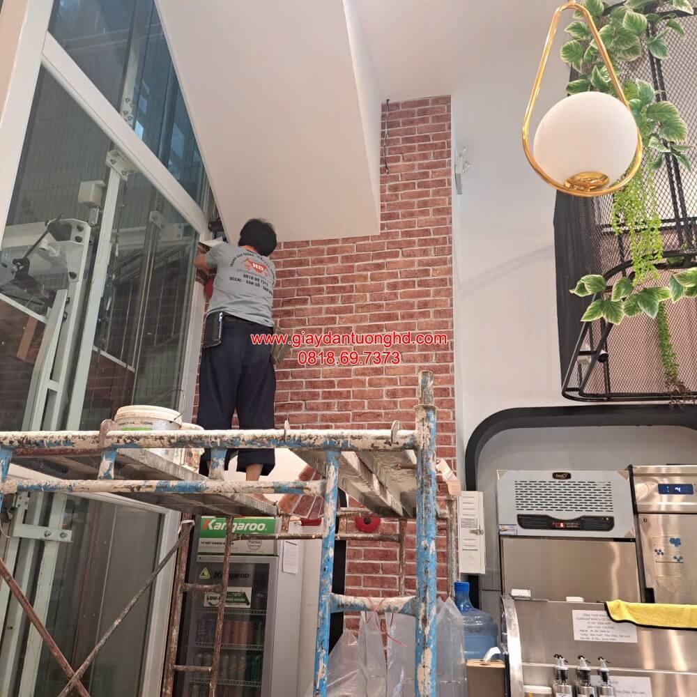 Thi công tỉ mỉ từng góc cột, vách cao khó nhằn cho quán cafe sang xịn tại Quận 7. Hotline: 0818.69.73.73