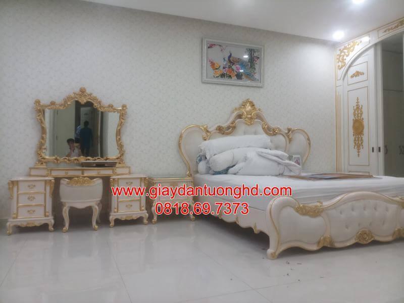 Giấy dán tường phòng ngủ tân cổ điển họa tiết nhuyễn màu kem phối nội thất dát vàng hoàng gia