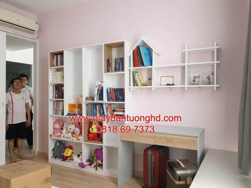 Mẫu giấy dán tường phòng ngủ bé gái màu hồng dễ thương tại Võ Văn Tần Quận 3