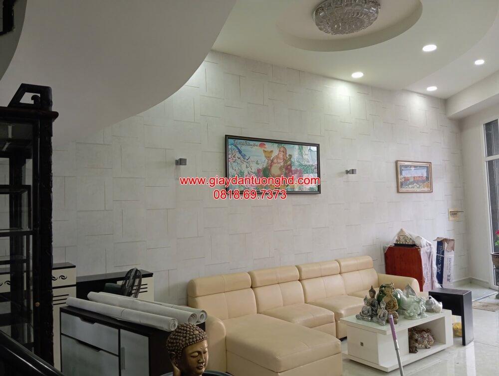 Không gian phòng khách bừng sáng, đón trọn năng lượng tích cực nhờ gam màu giấy dán tường sáng mịn, bắt sáng cực tốt.