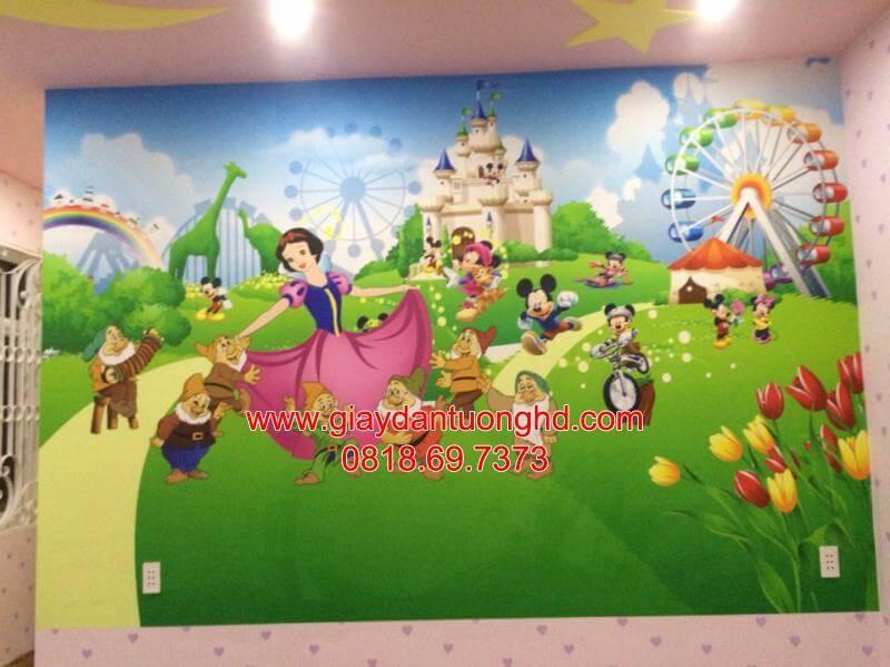 Tranh dán tường 3D phòng ngủ trẻ em chủ đề thế giới cổ tích Disney với Công chúa Bạch Tuyết, Bảy chú lùn, Chuột Mickey và lâu đài trên đồng cỏ xanh
