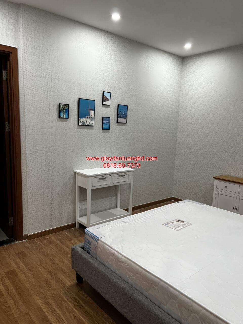 thi công giấy dán tường giả vải cao cấp cho phòng ngủ