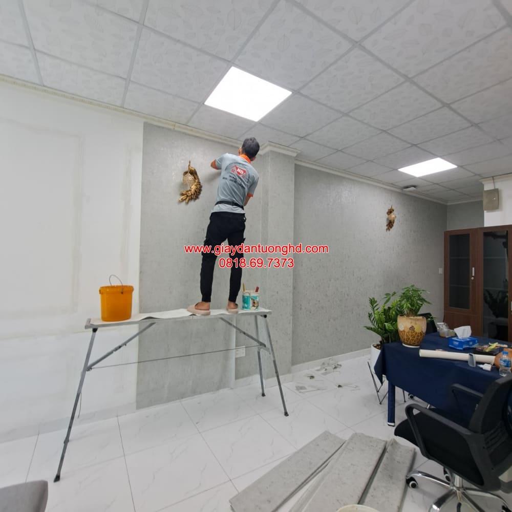Phòng Giám đốc uy nghiêm nhưng không kém phần tinh tế nhờ mẫu giấy dán tường giả vân gỗ/vân đá tự nhiên.