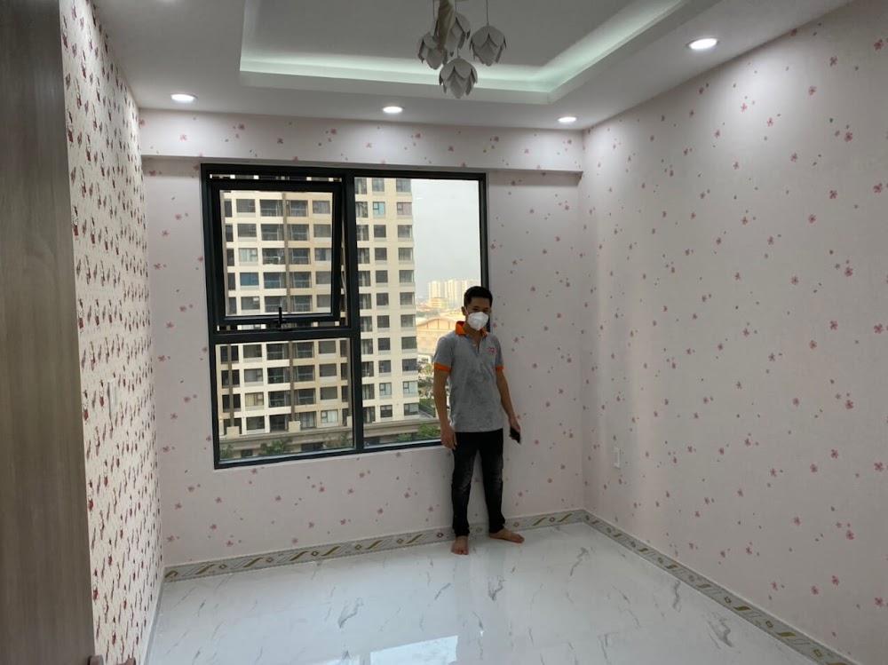 Thợ HD đang lăn keo dán tường cho nhà phố khu vực Tôn Thất Thuyết.