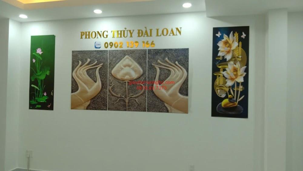 Giải pháp trang trí diện mạo văn phòng phong thủy bằng sự kết hợp hài hòa giữa bộ tranh dán tường 3D giả phù điêu tay Phật tôn nghiêm và tranh hoa sen thanh lịch, tạo điểm nhấn nghệ thuật tĩnh tâm và chuyên nghiệp cho không gian làm việc.