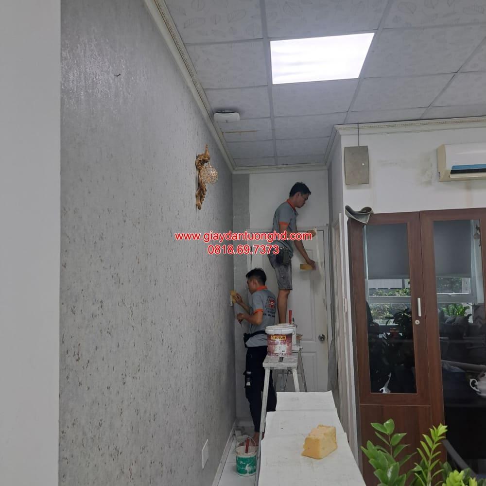 Quá trình thi công giấy dán tường cho văn phòng ở Bình Thới
