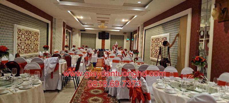 Đại sảnh tiệc cưới lung linh, sang trọng chuẩn 5 sao nhờ dòng giấy dán tường ánh kim (Metallic), bắt sáng trọn vẹn trong mọi khung hình kỷ niệm của khách mời.