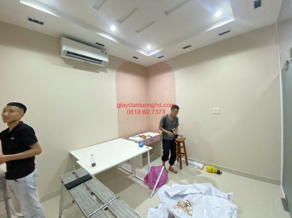 Thi công giấy dán tường trơn màu kem và mảng nhấn hình vòm màu hồng pastel cho phòng làm việc