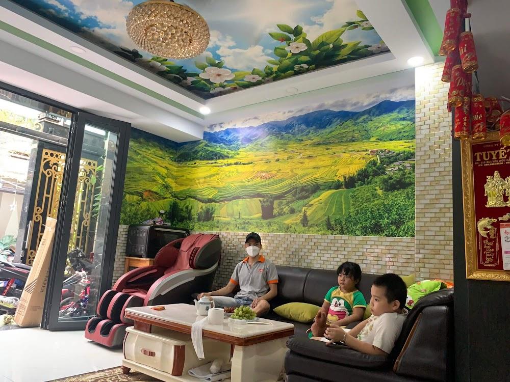 Tranh dán tường 3D phong cảnh ruộng bậc thang và trần xuyên sáng phòng khách thi công tại Bình Thạnh