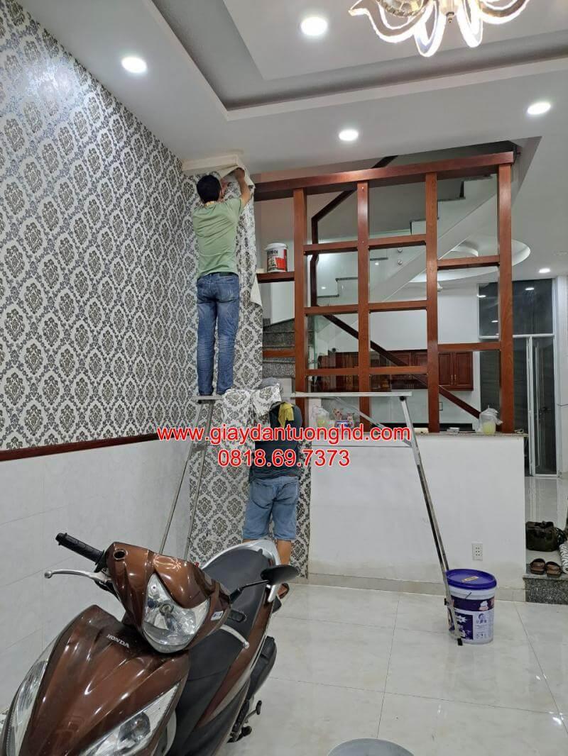 Công trình thực tế hoàn thiện thi công giấy dán tường họa tiết tân cổ điển sang trọng cho hai bên vách phòng khách nhà phố.