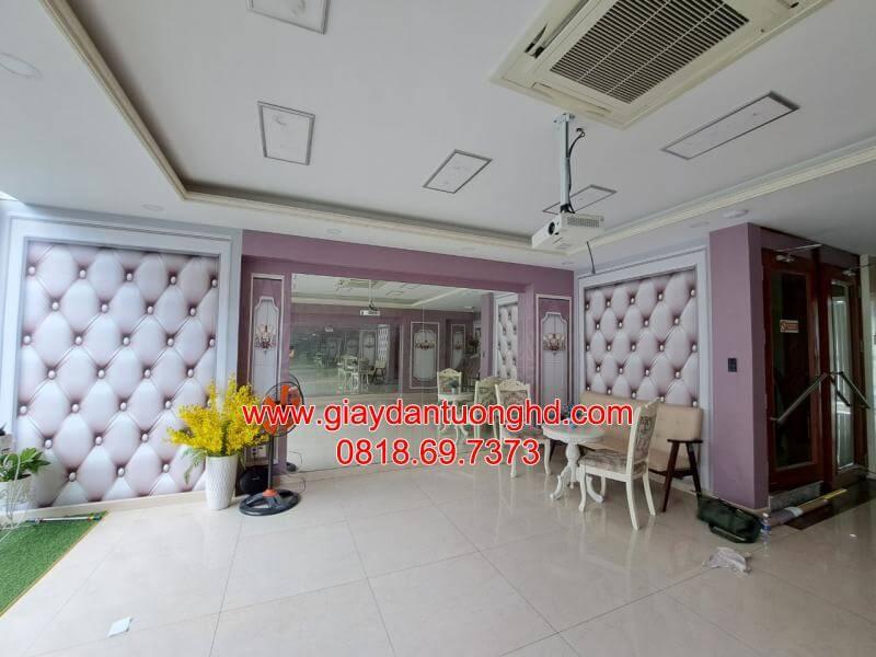 Giải pháp thiết kế sảnh đón khách sang trọng với tranh dán tường 3D giả nệm rút nút độc đáo, kết hợp vách gương lớn vô cực tạo hiệu ứng nhân đôi diện tích và tăng chiều sâu đẳng cấp cho không gian thẩm mỹ viện hoặc spa.