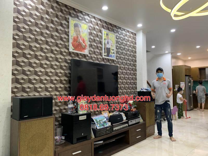 Công trình thực tế thi công giấy dán tường 3D họa tiết hình khối lập phương màu nâu sẫm cho vách tivi phòng khách.