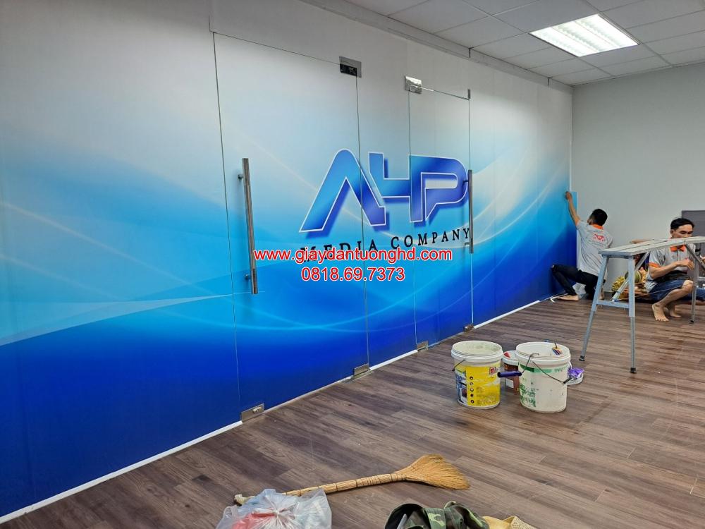 Giấy dán tường HD thi công decal dán vách kính văn phòng doanh nghiệp tại quận Phú Nhuận